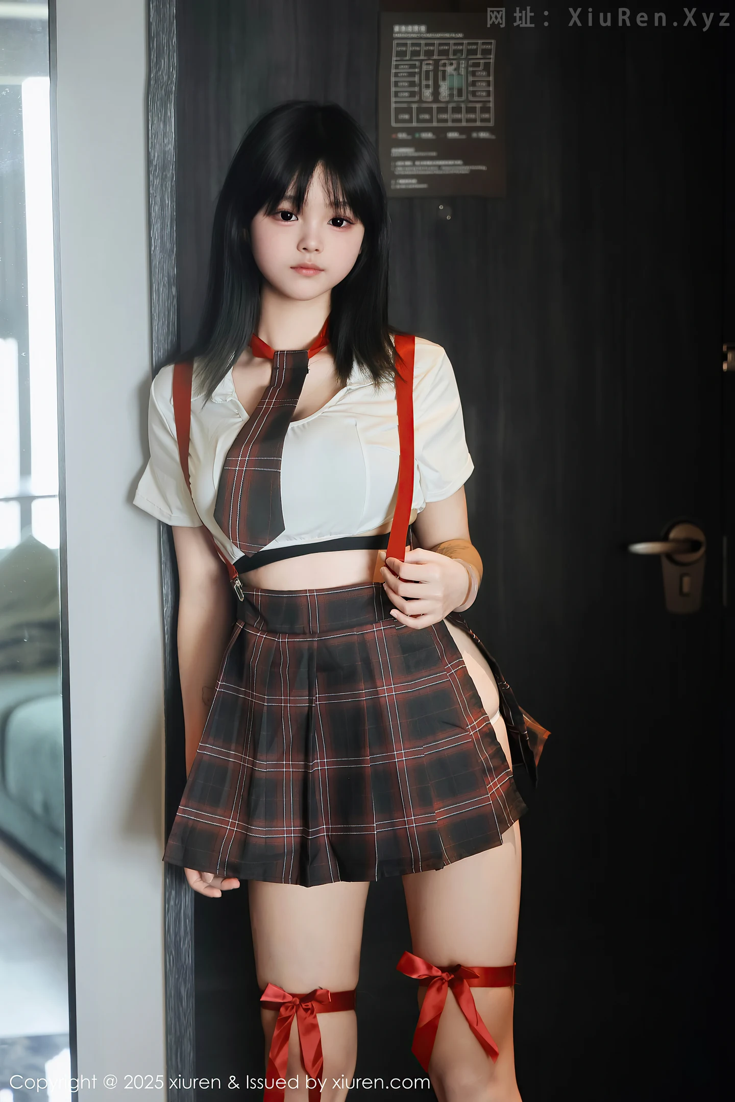 图片[2]-[XiuRen秀人网] VOL.10774 模特小泠性感短款上衣露黑色内衣配格子裙秀丰满身材诱惑写真58P-秀人网官方网站